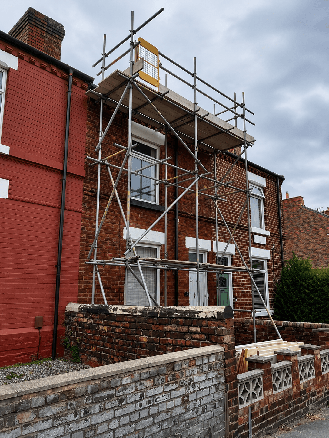 Independent scaffolding for a roof replacement